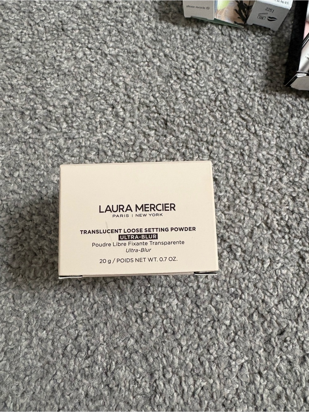 laura mercier Translucent Loose Setting Powder in Cream Beige Packaging